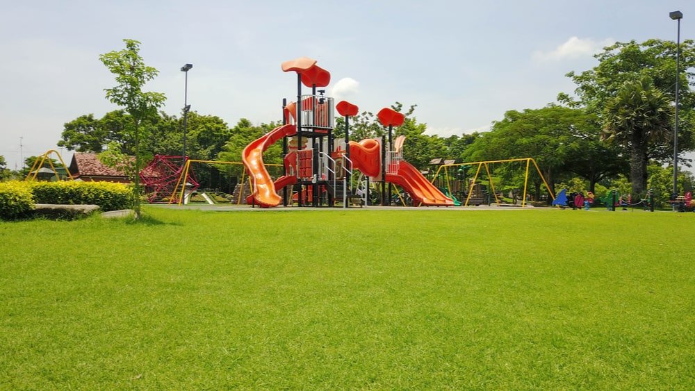 Handige tips voor een speeltoestel met glijbaan in je tuin