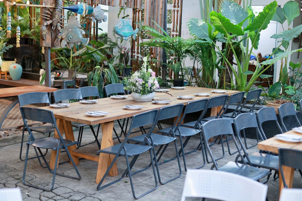 Houten tuintafel plaatsen en onderhouden