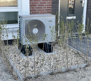 Lelijke warmtepomp in de tuin verbergen