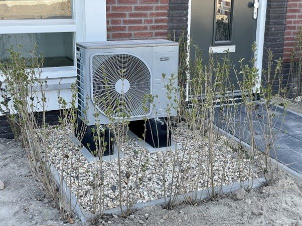 Lelijke warmtepomp in de tuin verbergen